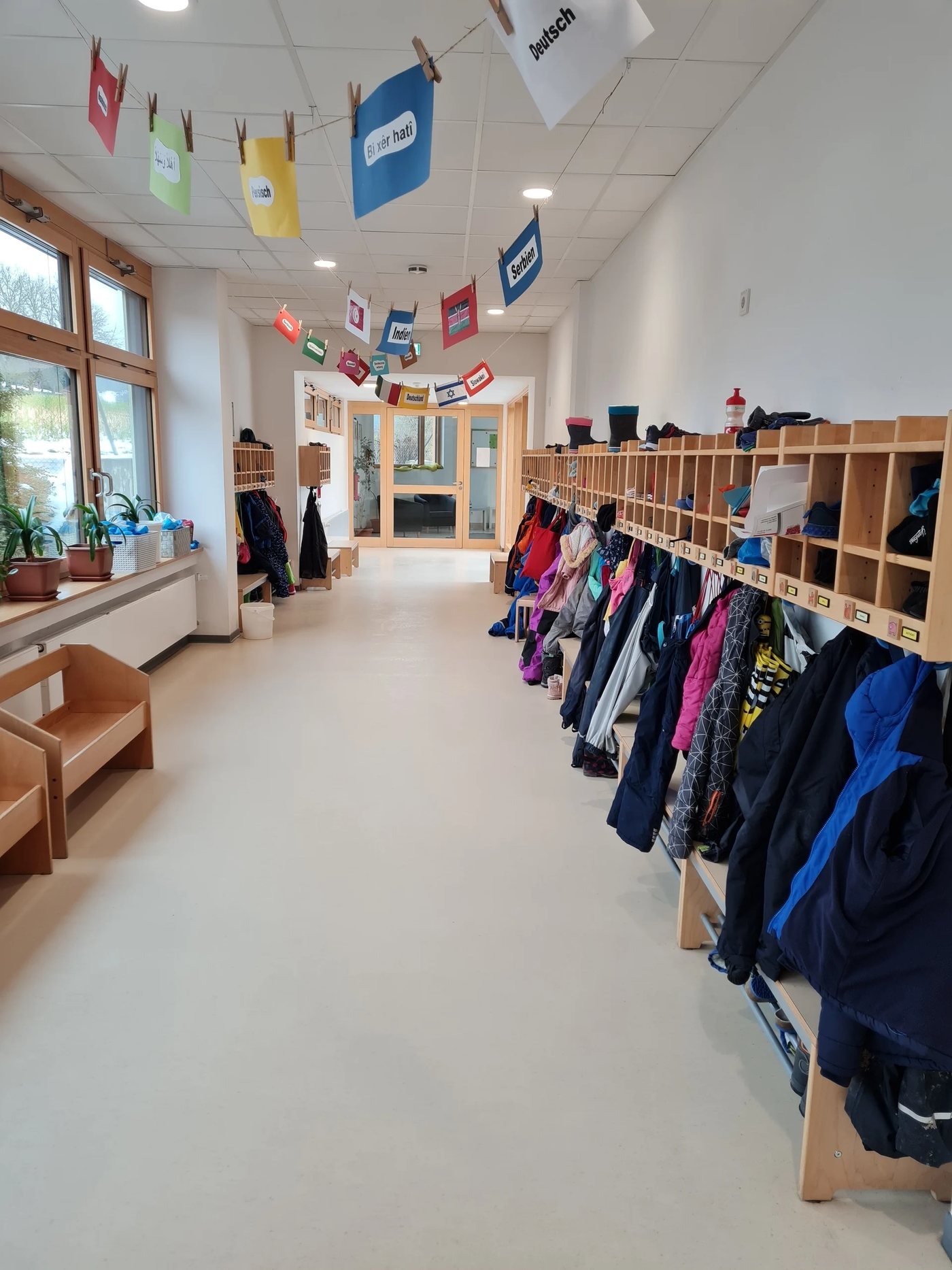 Garderobe mit Fächern und Bänken für die Kinder