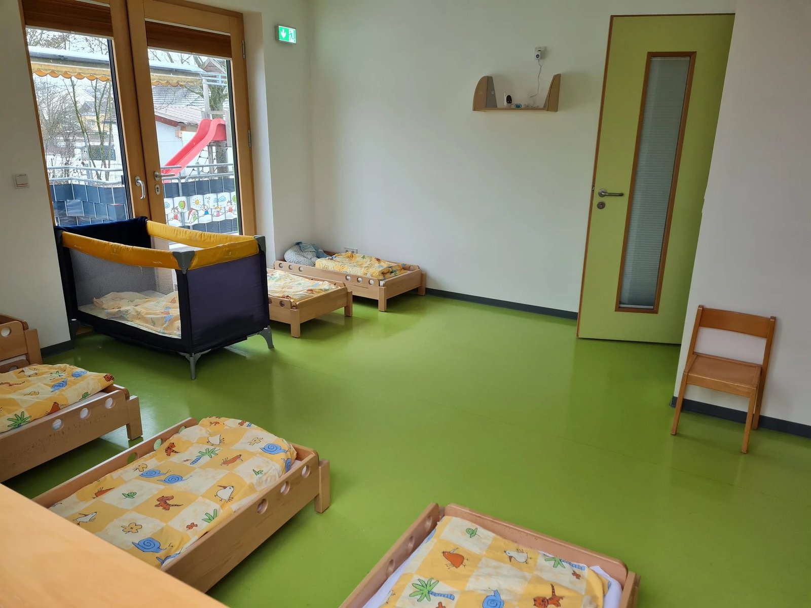 Ruheraum der Igelgruppe mit Kinderbetten