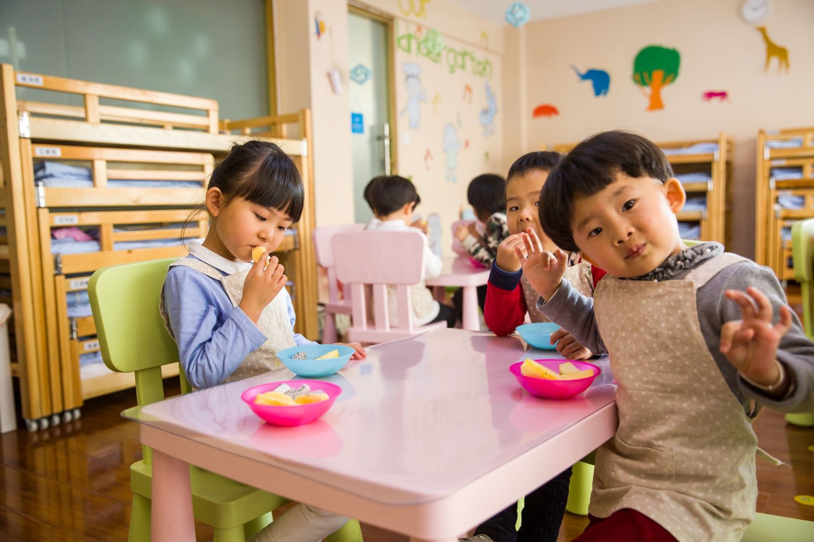 Kinder essen gemeinsam an einem Tisch