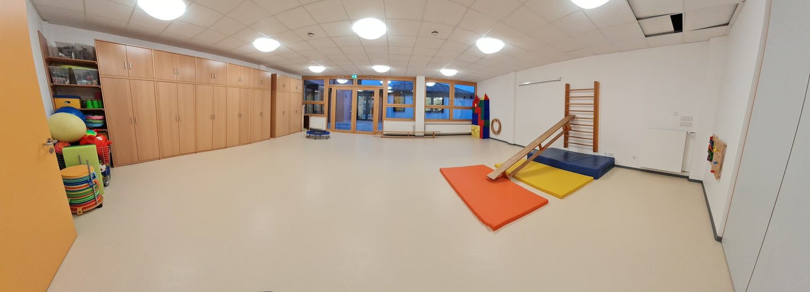 Turnraum mit Sprossenwand und Matten